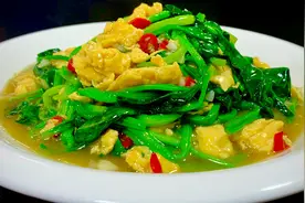 30年大厨教你菠菜炒鸡蛋，颜色翠绿，营养丰富又好吃，太美味了视频封面