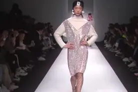 美女模特：那欣长健美的身材，优雅迷人的风度。视频封面