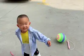 2岁的儿子，就喜欢和小姐姐玩，你们的孩子也是这样吗？视频封面