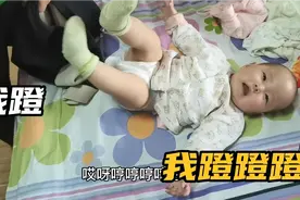 八个月宝宝看见妈妈就不淡定了，直哼哼，奶奶给穿衣服就是乱蹬脚视频封面