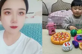 儿童日常：宝贝给妈妈切披萨，真是个爱分享的好孩子