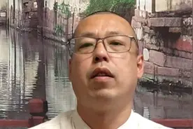 晚年丧偶的老人，是应该跟着儿女一起过，还是自己单独生活呢视频封面