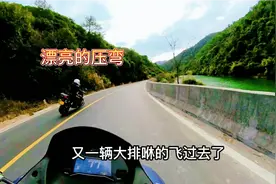 雅马哈巡鹰踏板跑山，被大排量摩托车蹦，还被精神小伙秀了神操作视频封面