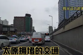 开车去上班，看一看拥堵的城市交通视频封面