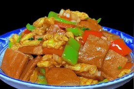 年夜饭下酒菜香干炒鸡蛋，总厨分享饭店做法，香嫩软绵真好吃视频封面