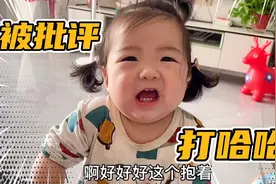 小小喜欢到处乱咬东西，被爸爸温柔的批评，说一句小小回答一句！视频封面