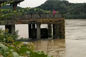 陕西汉中下暴雨，嘉陵江40年来最大的洪峰过镜阆中古城，愿安好视频封面