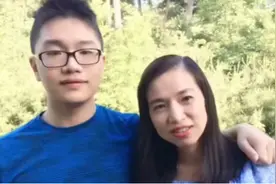 李聪从小到大和李燕妈妈的合影🥰长大成人后的喜悦有爸爸弟妹女友视频封面