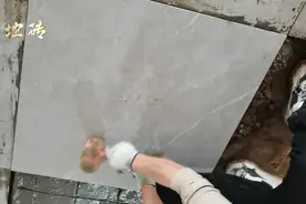 地砖干贴的正确操作流程，师傅说，这样贴又平整又不怕出问题。视频封面
