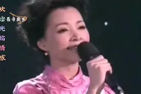 董卿演绎一首巜为什么爱的摸棱两可》旋律凄悲歌词情深句戳心催泪视频封面