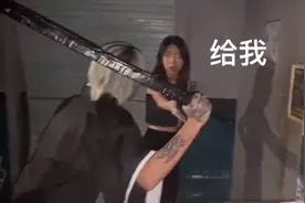 搞笑视频：女子去鬼屋玩结果把工作人员吓得拔腿就跑，女人不好惹视频封面