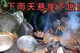 尼泊尔山区悬崖下做饭的两个姑娘，光脚踩在泥泞地面，做饭用石刀视频封面