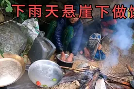 尼泊尔山区悬崖下做饭的两个姑娘，光脚踩在泥泞地面，做饭用石刀视频封面