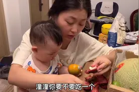 粉丝朋友送来一箱水果，潼潼拿着李子啃不停，还知道把皮吐给小沈视频封面