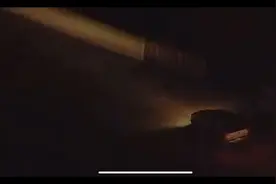 震惊，实拍 美国情侣偷车被警察追到绝境先拥抱亲吻在投降视频封面