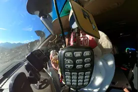 开着20年车龄的兰德酷路泽自驾游，偶遇两个女孩搭车视频封面