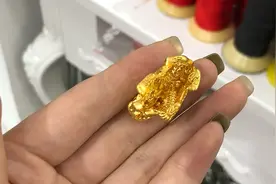 未来女婿给老丈人买的貔貅，捏扁了，邻居看到都说假，说丢死人了视频封面