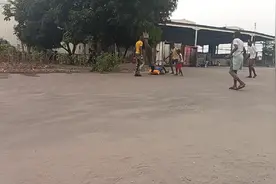 这是非洲小朋友在踢足球，我也参与进来，好几个球都没踢好视频封面