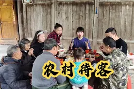 农村待客整一桌硬菜，两只土鸡两种做法，客人自带6斤龙虾。视频封面