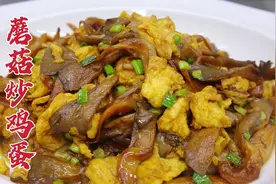 蘑菇炒鸡蛋怎么做？大厨教你一招，鲜嫩咸香，家常美味视频封面