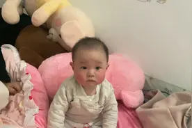 宝宝7个多月了，追物但不怎么追听，不怎么爱笑，大家看正常吗视频封面