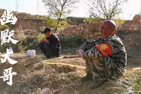 河北张家口农村大哥真幽默，边种菜边聊天，说了啥笑话逗的大家笑视频封面