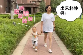 50岁奶奶带18月孙子遛弯，一出门发生小意外！奶奶百米冲刺追孙子视频封面