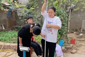 身高2米的我，和160斤重的大嫂比，谁高谁胖，今天见分晓视频封面