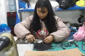 负债中，两夫妻一起打工还债，吃喝拉撒全部鞋厂视频封面