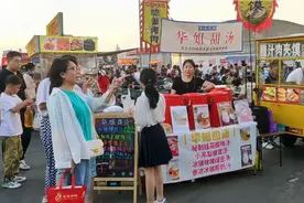 在唐山发现一个超大的夜市市场，美食真是多啊，好多人都来了！视频封面
