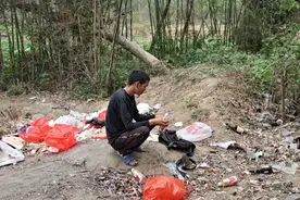 在垃圾堆捡烂衣服内衣穿的小伙，生下三兄弟不正常，这是什么原因视频封面