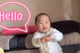 1岁宝宝的独自出镜初体验，感觉镜头里的自己帅帅的，笑笑就能赢视频封面