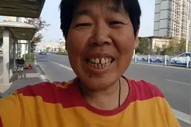 中午的天气，高的二十几度。人家穿棉袄，我穿衬衫。