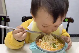 好好吃饭的宝宝就是上天派的小天使，一碗简单的面条就可以喂饱视频封面