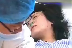 产妇顺产全过程，孩子出生后，看的泪流满面……视频封面