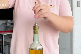 不用开瓶器，2秒钟轻松取出红酒塞，瓶子不烂酒不撒，太牛了视频封面