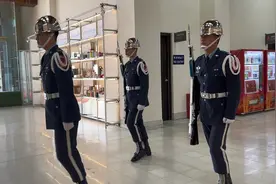 台湾省空军仪队交接前都要从一楼搭电梯上四楼的视频封面