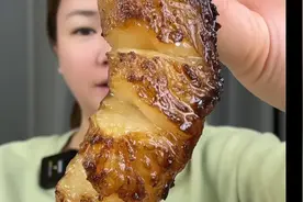 上次没吃完的牛胸口给它改刀再烤了下，这下刚刚好，老香了视频封面