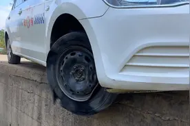 汽车行驶中车轮爆胎，在没有工具的情况下，看老司机如何快速自救视频封面