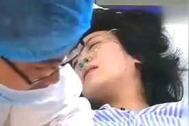 产妇顺产全过程，孩子出生后，看的泪流满面……视频封面