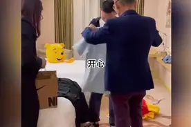 谢浩男妈妈第一次入境，去南京看儿子，还让他早点娶媳妇视频封面