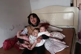 美婷太会带小孩了，抱着双胞胎女儿笑哈哈真开心，真是谁见谁爱视频封面