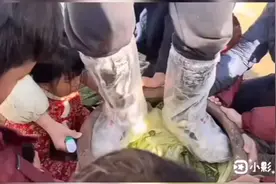 小女孩踩咸菜视频封面