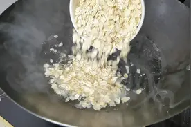 把燕麦片放进滚烫开水中，教你新做法，比包子简单，比油条还好吃视频封面