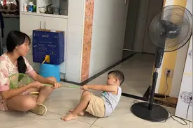 小航航用捞网去弄丫姐，结果被丫姐收拾得服服帖帖的，太搞笑啦视频封面
