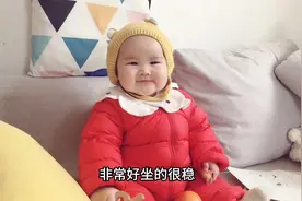 7个月宝宝会独坐啦！自已坐着和妈妈聊天互动，笑眯眯的真好玩视频封面