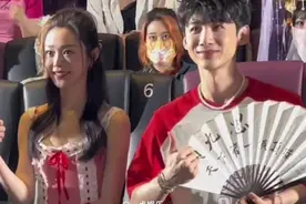 宋轶白敬亭同框合影  不知这小子没事弄裤腿干啥视频封面