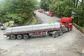 半挂卡车重载上坡，弯道太急遇到困难，司机操作让人无语视频封面