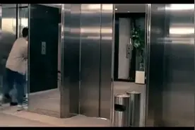 #电梯惊魂时刻# 电梯开门瞬间的惊险一幕！视频封面