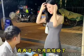 摆摊小伙超级口才，逗的美女哈哈大笑视频封面